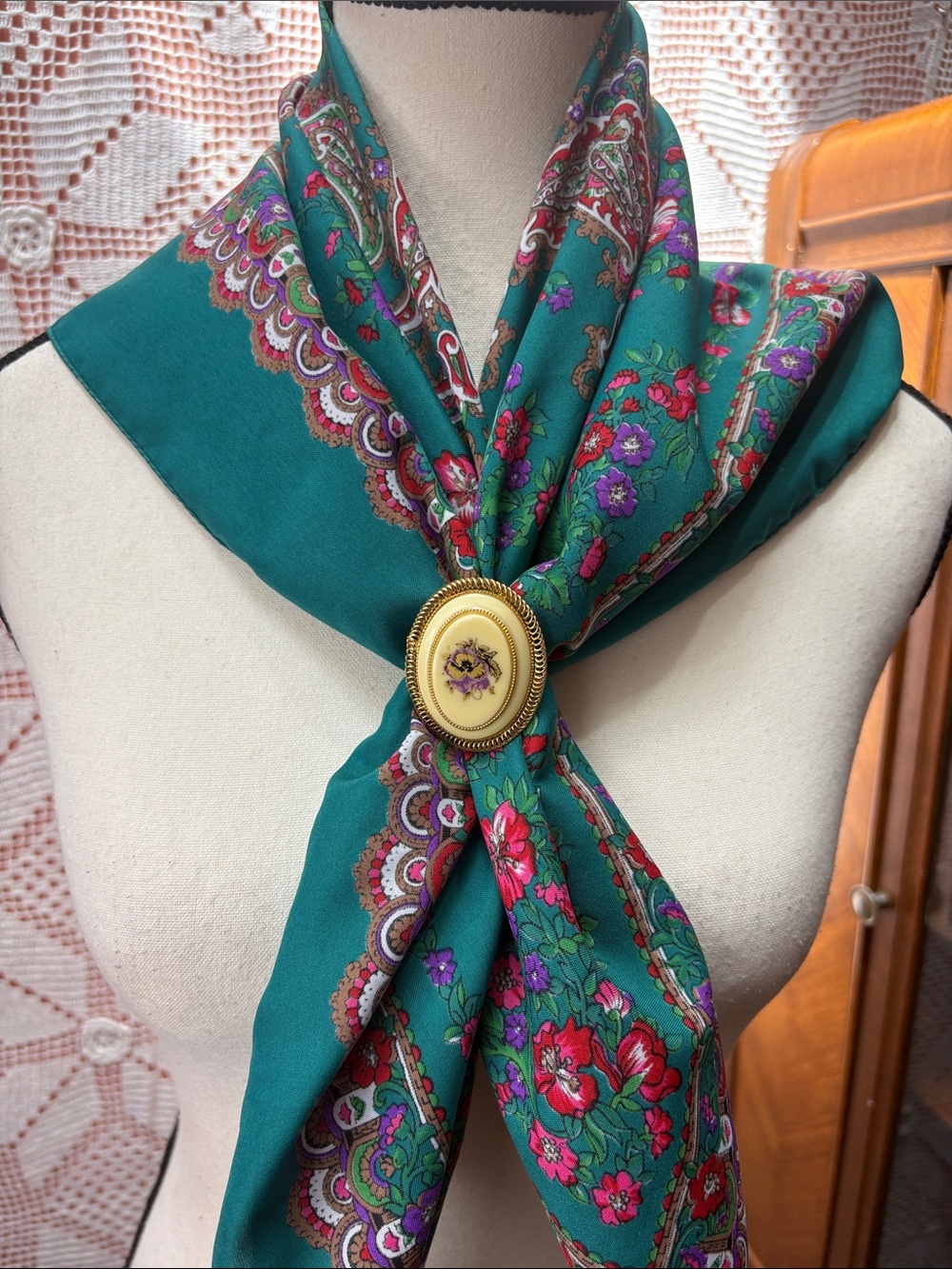Vintage-Inspired Cream Pearl Necklace with Gold Floral Pendant - Picture 7 of 8